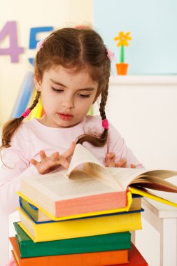 kız kitapları ile gülüyor