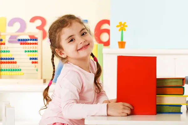 Lachen meisje met boeken — Stockfoto