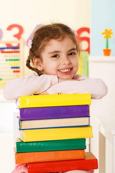 Riendo chica con libros —  Fotos de Stock