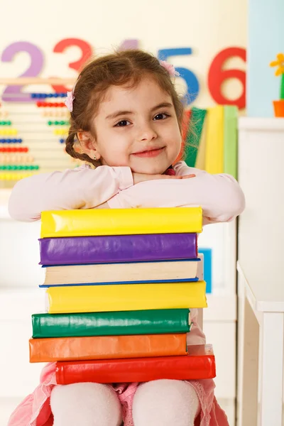 Lachen meisje met boeken — Stockfoto