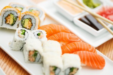 suşi tabağı ile chopsticks