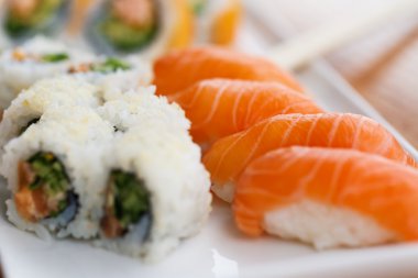 suşi tabağı ile chopsticks