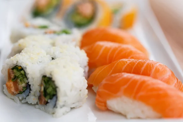 Assiette de sushi avec baguettes — Photo