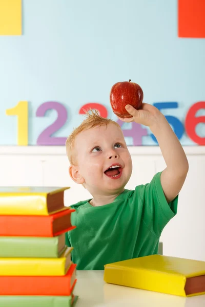 Fröhliches Kind mit Apfel — Stockfoto