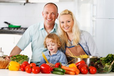 mutlu bir aile evde sağlıklı bir akşam yemeği hazırlamak.