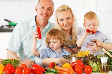 mutlu bir aile evde sağlıklı bir akşam yemeği hazırlamak.