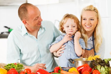 mutlu bir aile evde sağlıklı bir akşam yemeği hazırlamak.