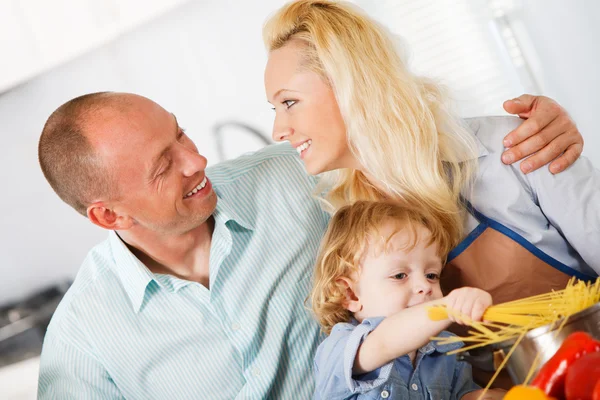 Famille heureuse préparant un dîner sain à la maison . — Photo