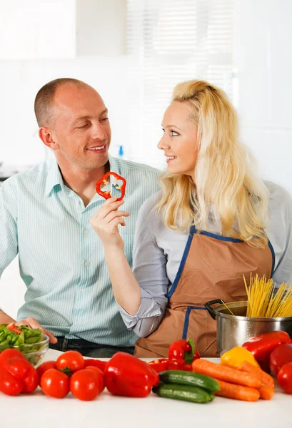 Pareja feliz en su cocina — Foto de Stock