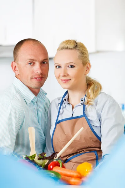 Casal na cozinha preparando salada — Fotografia de Stock