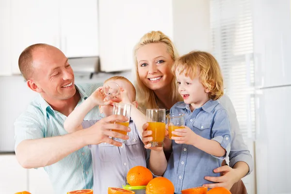 Jus d'orange familie — Stockfoto