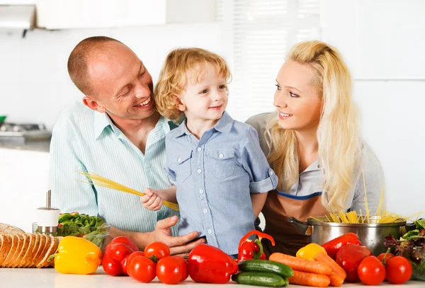 Glückliche Familie bereitet zu Hause ein gesundes Abendessen zu. — Stockfoto