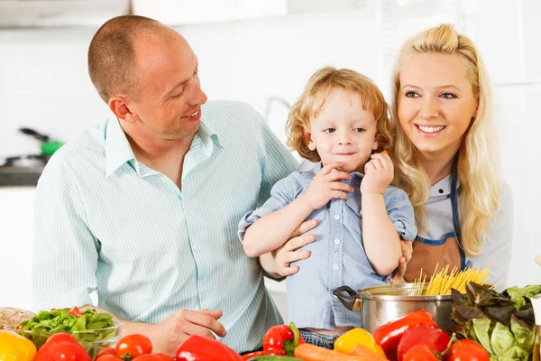 Famille heureuse préparant un dîner sain à la maison . — Photo