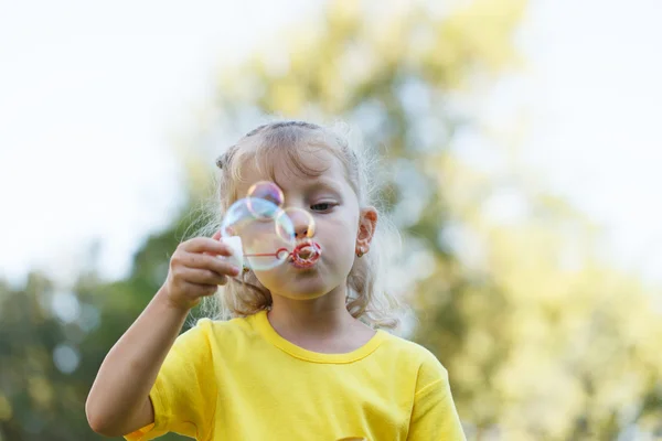 Blowing Bubbles güneşin içine kız — Stok fotoğraf