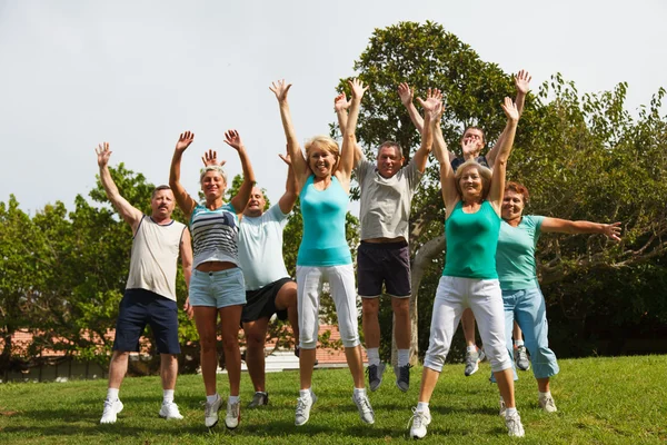 büyük bir grup insan atlama.