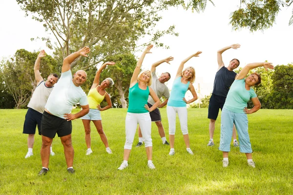 Människor gör flexibilitet övningar — Stockfoto