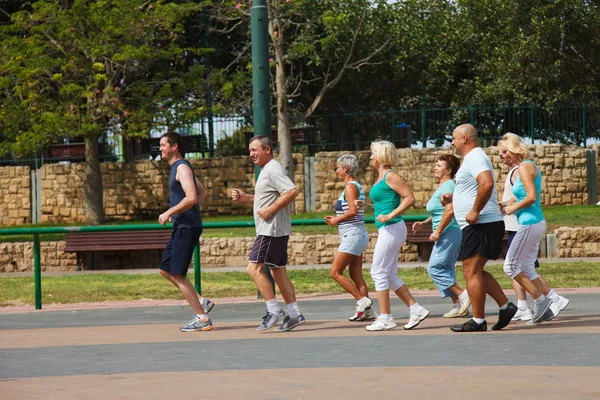 Olgun insanlarla aktif fitness eğitmeni