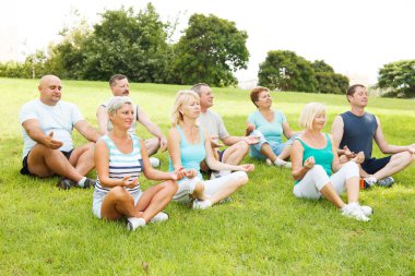 Yoga yapan bir grup insan.