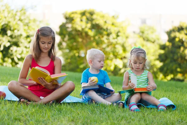 Enfants en plein air — Photo