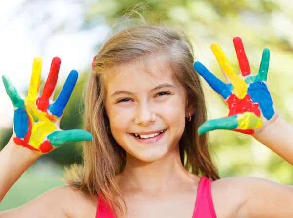 Boyalı elleri olan mutlu çocuk.