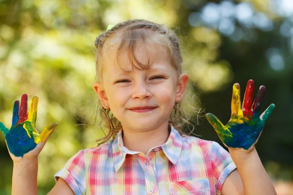 Glückliches Kind mit bemalten Händen — Stockfoto