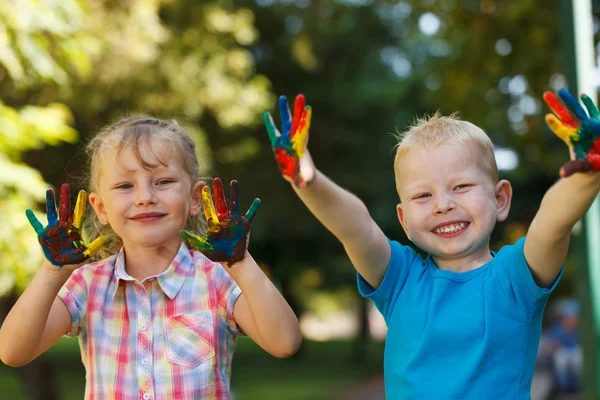 Niños felices con las manos pintadas — Foto de Stock