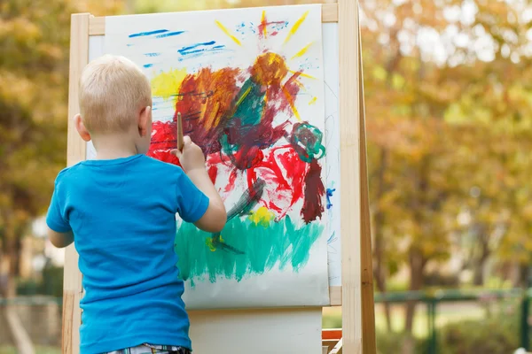 Kleine jongen schilderen — Stockfoto