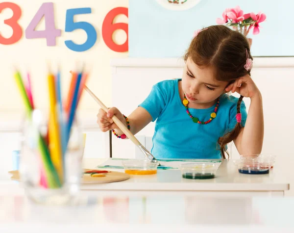 Little girl draws — Stock Photo, Image