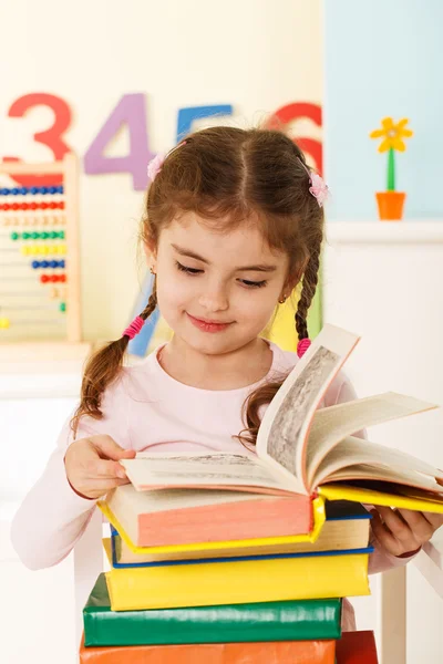 Little girl reads — Stock Photo, Image