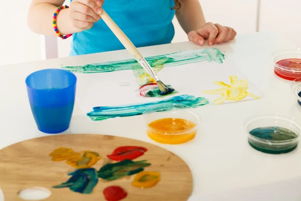 Menina pintando um quadro — Fotografia de Stock