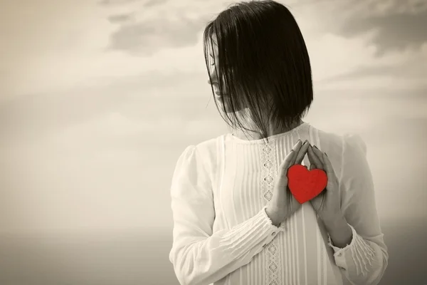 Молодая женщина с сердцем Валентина — стоковое фото