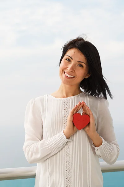 Valentine'nın kalbi olan genç kadın — Stok fotoğraf