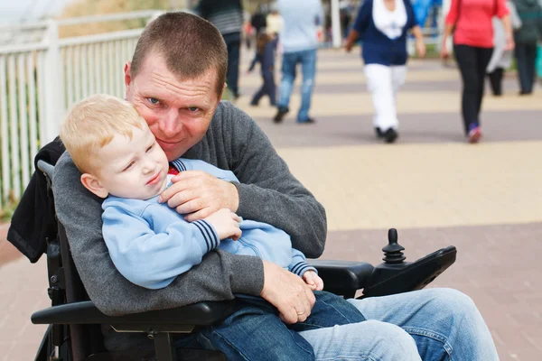 Papá juega con su hijo afuera. — Foto de Stock