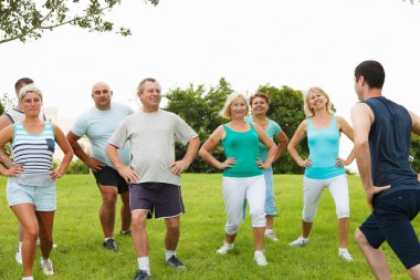 Olgun insanlarla aktif fitness eğitmeni