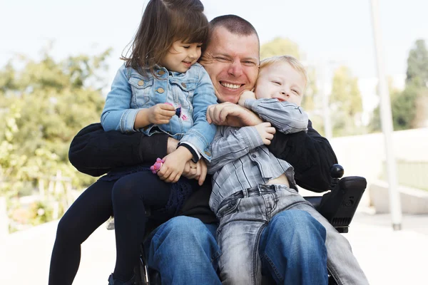 Papà gioca con figlio e figlia — Foto Stock