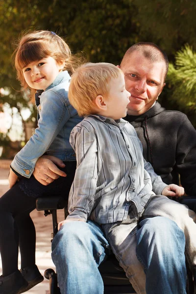 Papà gioca con figlio e figlia — Foto Stock