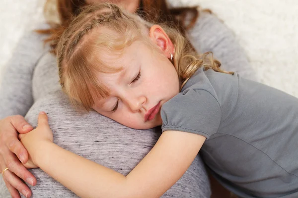 Ragazza che sente la pancia incinta di sua madre — Foto Stock