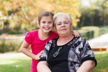 bir büyükanne ve torunu Bahçe portre.