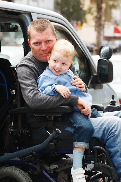 Uomini disabili con figlio su sedia a rotelle ascensore — Foto Stock
