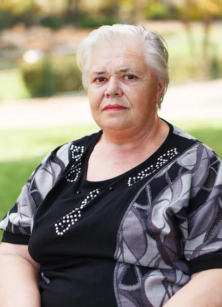 Mujer mayor al aire libre — Foto de Stock