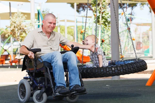 Папа играет с сыном на открытом воздухе в парке — стоковое фото