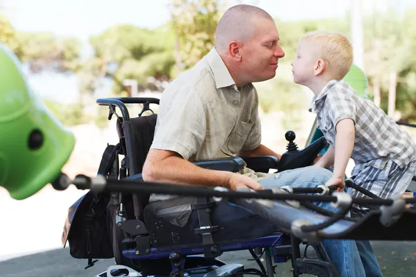 Papà gioca con il figlio all'aperto al parco — Foto Stock