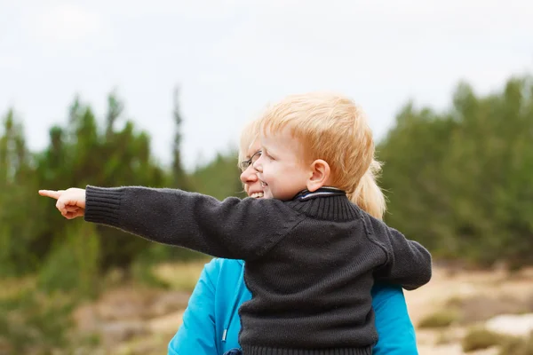 Kleinzoon plezier in de natuur — Stockfoto