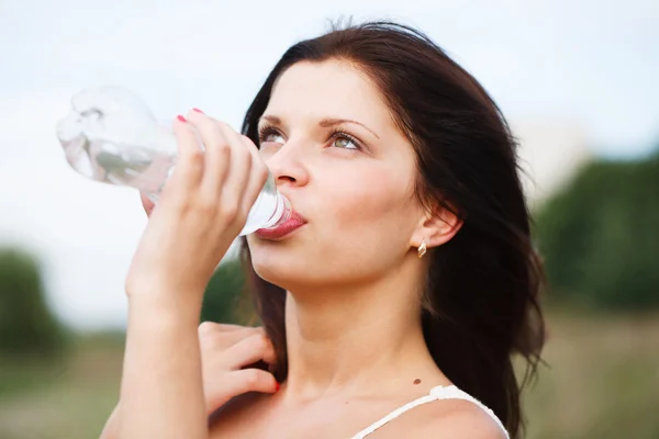 Belle femme eau potable — Photo