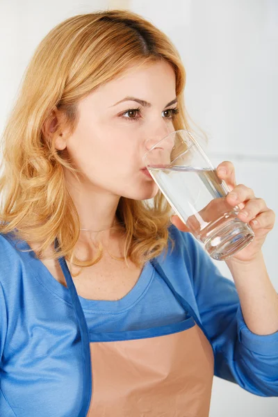Mooie vrouw drinkwater — Stockfoto