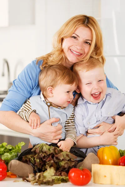 Glückliche Mutter mit ihren Söhnen in der Küche — Stockfoto