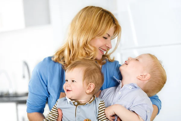 Mutter und Kinder gemeinsam zu Hause — Stockfoto