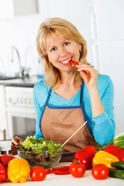 台所でサラダを作る女 — ストック写真