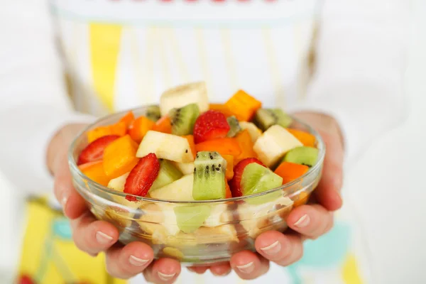 Fruitsalade in de handen van vrouwen. — Stockfoto