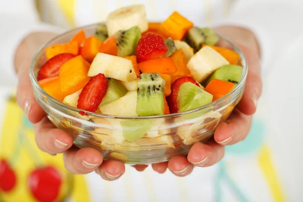 Salada de frutas nas mãos das mulheres . — Fotografia de Stock